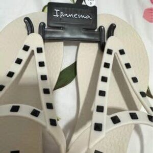 Women’s size 5 Ipamema Sandal Beige